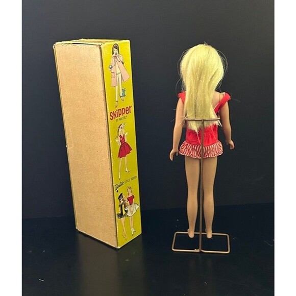 Vintage 1963 Barbie "Skipper" Playset! Case, Booklet, Doll, Outfits & Accessorie - Picture 4 of 11